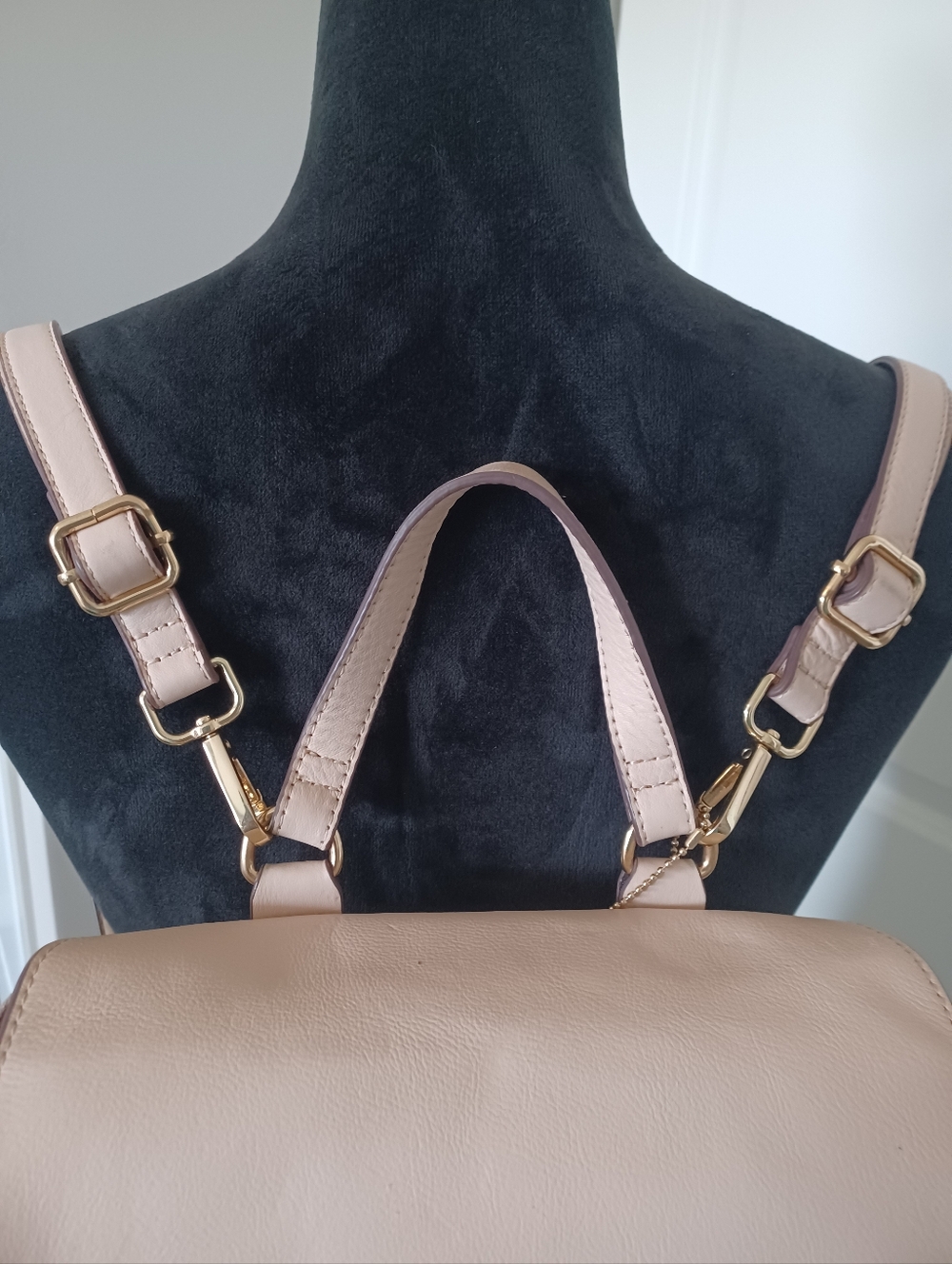Antonio Melani Freeport Leather Backpack - Picture 5 of 9